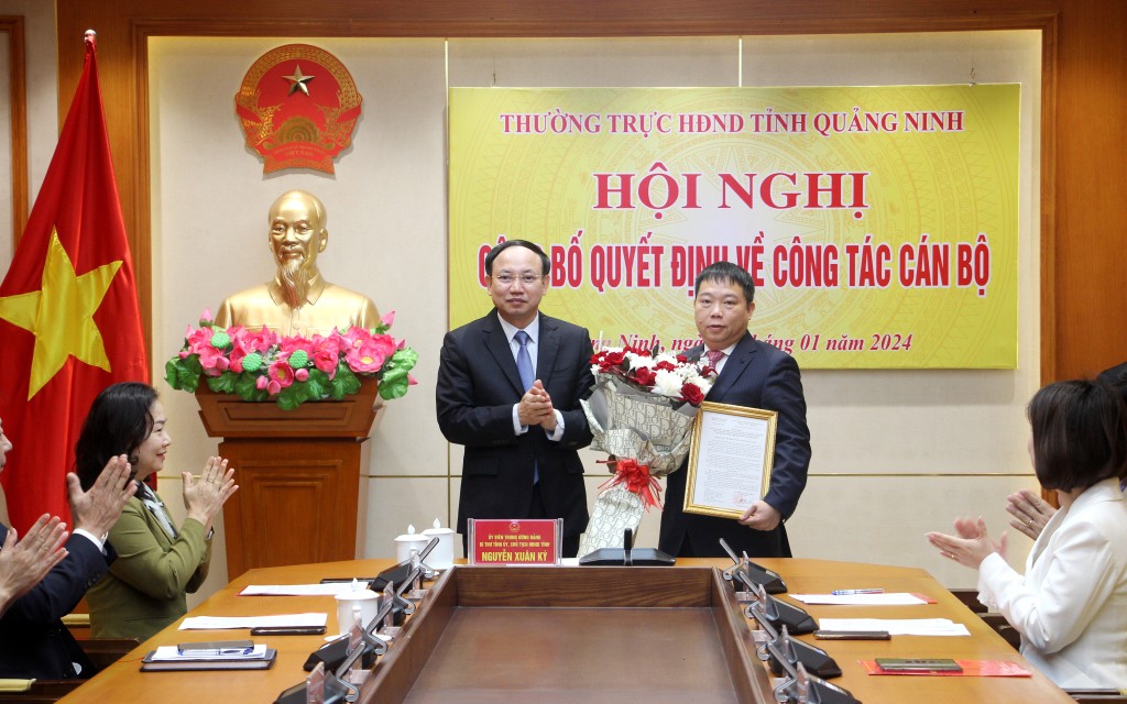 Bí thư Tỉnh ủy, Chủ tịch HĐND tỉnh Quảng Ninh Nguyễn Xuân Ký (bên trái) trao quyết định với ông Hoàng Trung Kiên. Ảnh: Mạnh Trường (Ảnh: Mạnh Trường)