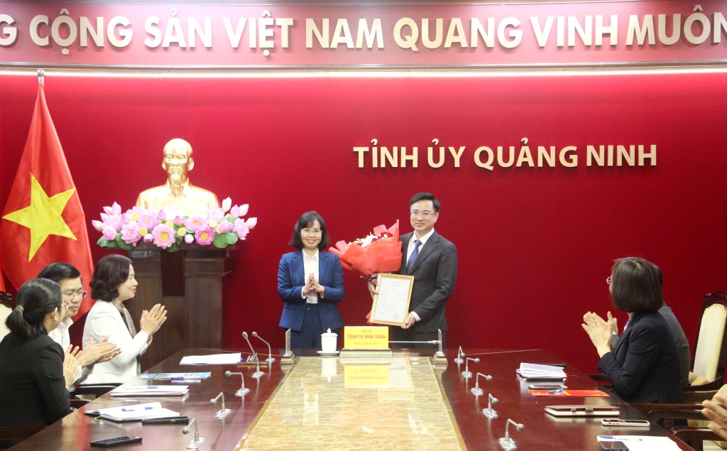 trao quyết định điều động, bổ nhiệm có thời hạn đồng chí Hoàng Văn Hải, Bí thư Tỉnh Đoàn, giữ chức vụ Phó trưởng Ban Tuyên giáo Tỉnh ủy. (Ảnh: Mạnh Trường)