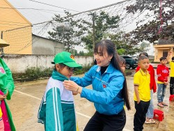 Tết sớm của tuổi trẻ Đô Lương tới học sinh vùng khó khăn