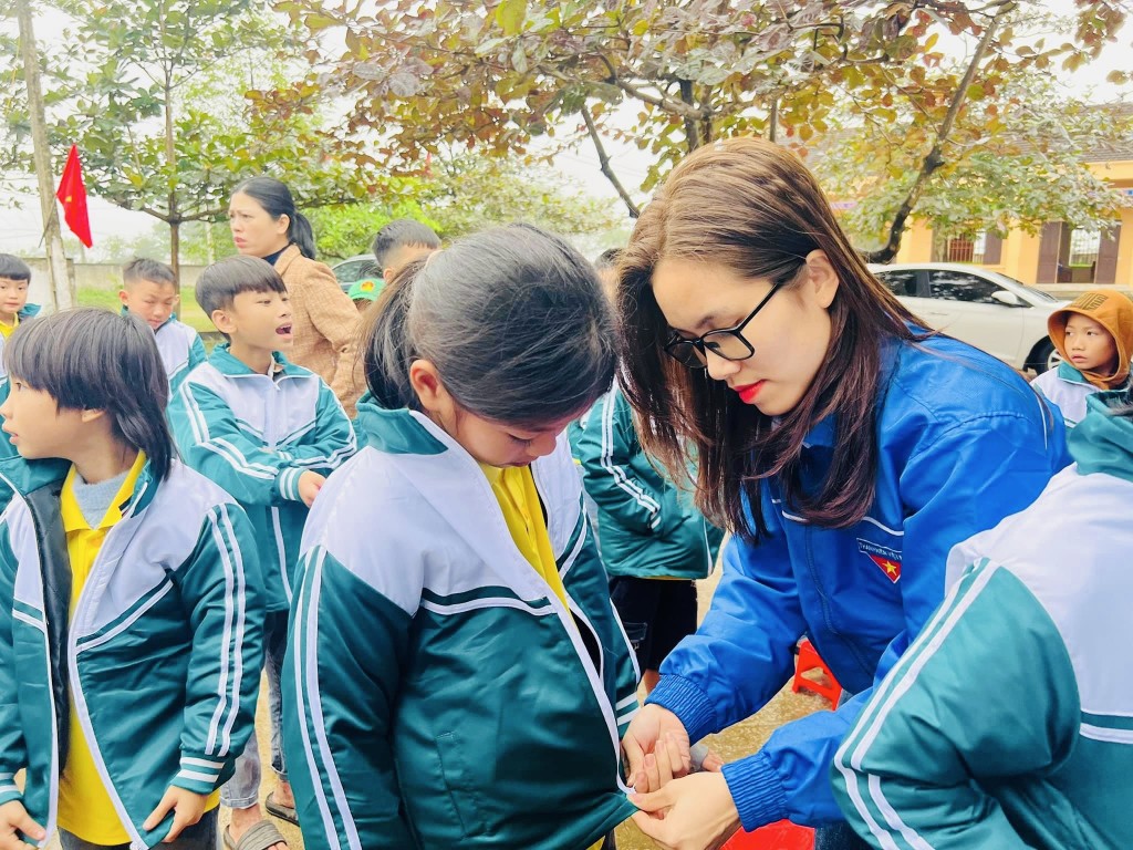 Tuổi trẻ Đô Lương trao tặng áo ấm tới học sinh vùng khó khăn Tuổi trẻ Đô Lương trao tặng áo ấm tới học sinh vùng khó khăn