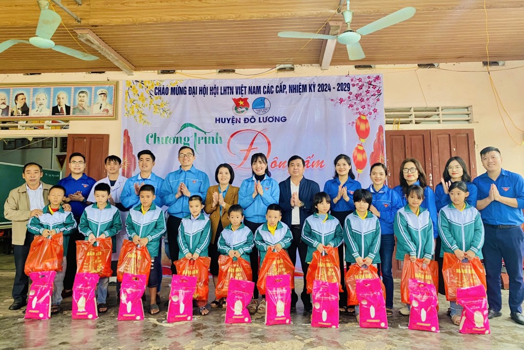 Tuổi trẻ Đô Lương trao tặng áo ấm tới học sinh vùng khó khăn Tuổi trẻ Đô Lương trao tặng áo ấm tới học sinh vùng khó khăn