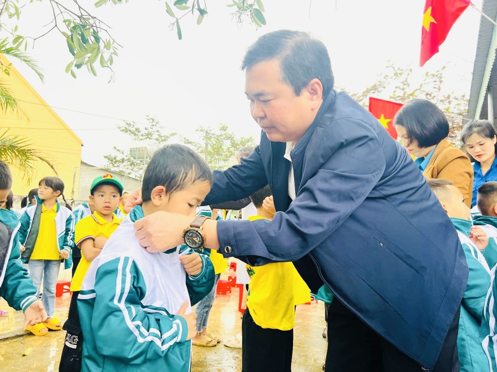 Tuổi trẻ Đô Lương trao tặng áo ấm tới học sinh vùng khó khăn Tuổi trẻ Đô Lương trao tặng áo ấm tới học sinh vùng khó khăn