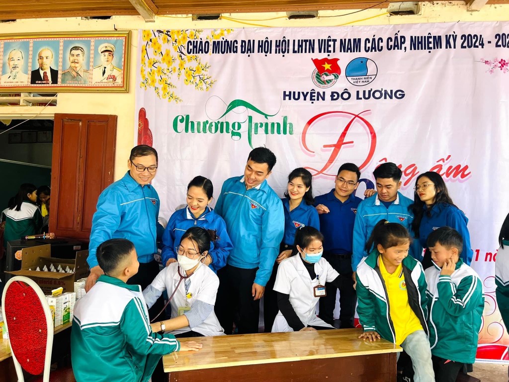 Tuổi trẻ Đô Lương trao tặng áo ấm tới học sinh vùng khó khăn Tuổi trẻ Đô Lương trao tặng áo ấm tới học sinh vùng khó khăn