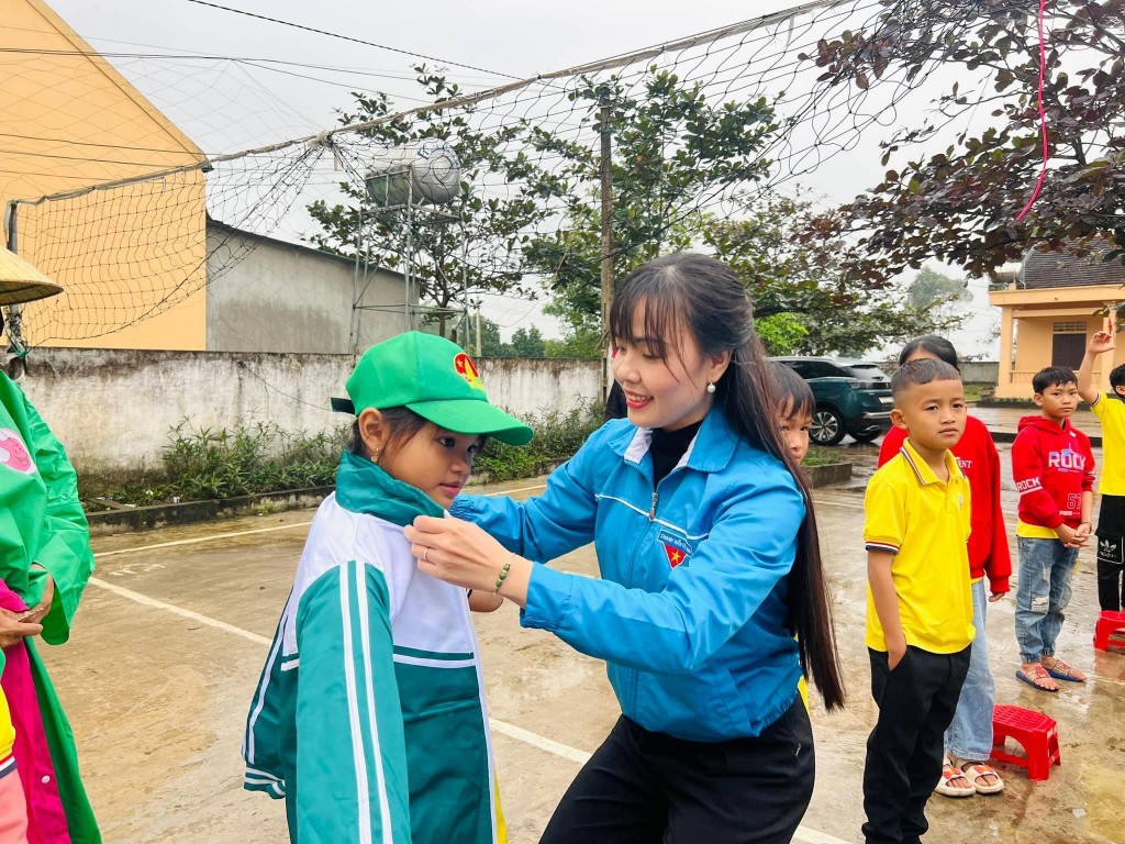 Tuổi trẻ Đô Lương trao tặng áo ấm tới học sinh vùng khó khăn