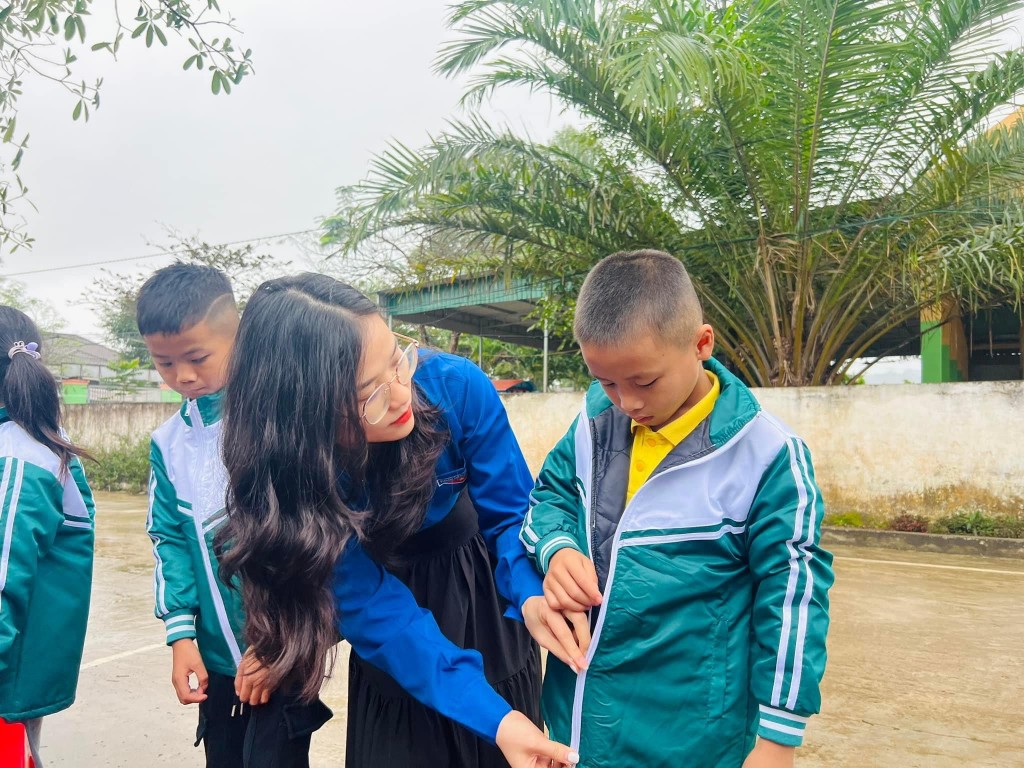 Tuổi trẻ Đô Lương trao tặng áo ấm tới học sinh vùng khó khăn