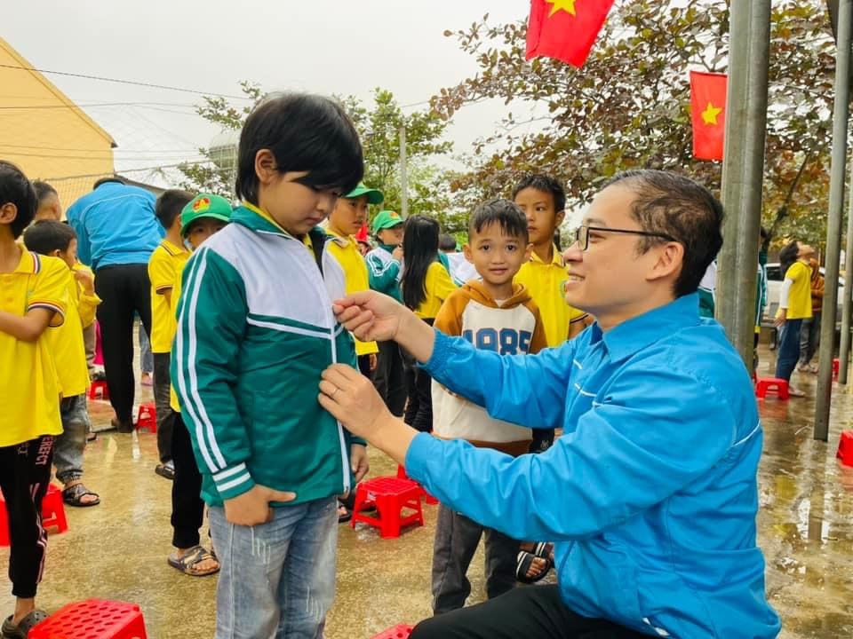 Tuổi trẻ Đô Lương trao tặng áo ấm tới học sinh vùng khó khăn