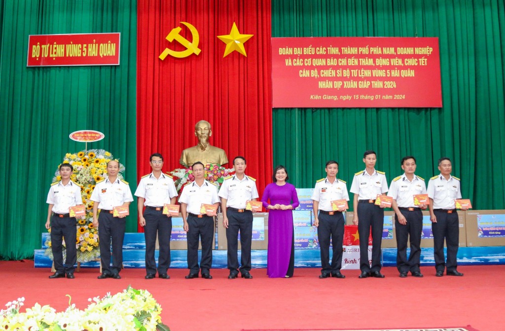 Đại diện Bộ Tư lệnh Vùng 5 Hải quân nhận quà từ các đại biểu