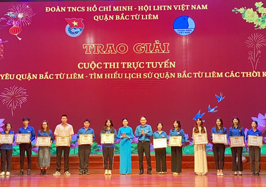 Đồng chí Nguyễn Đức Ngọc, Quận ủy viên, Bí thư Quận đoàn, Chủ tịch Hội LHTN Việt Nam quận và đồng chí Nguyễn Thị Thúy Vân, Phó Bí thư Quận đoàn, Chủ tịch Hội đồng Đội quận Bắc Từ Liêm trao giải cuộc thi trực tuyến “Tôi yêu quận Bắc Từ Liêm - Tìm hiểu lịch sử quận Bắc Từ Liêm các thời kỳ”