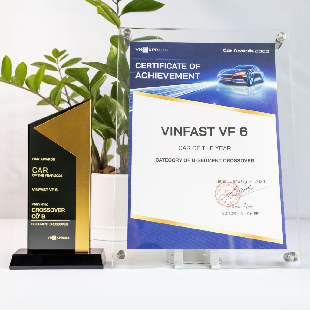 Cúp và chứng nhận chiến thắng của VF 6 tại Car Awards.