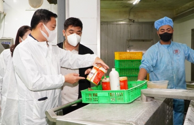 Kiểm tra công tác an toàn vệ sinh thực phẩm tại huyện Thanh Oai