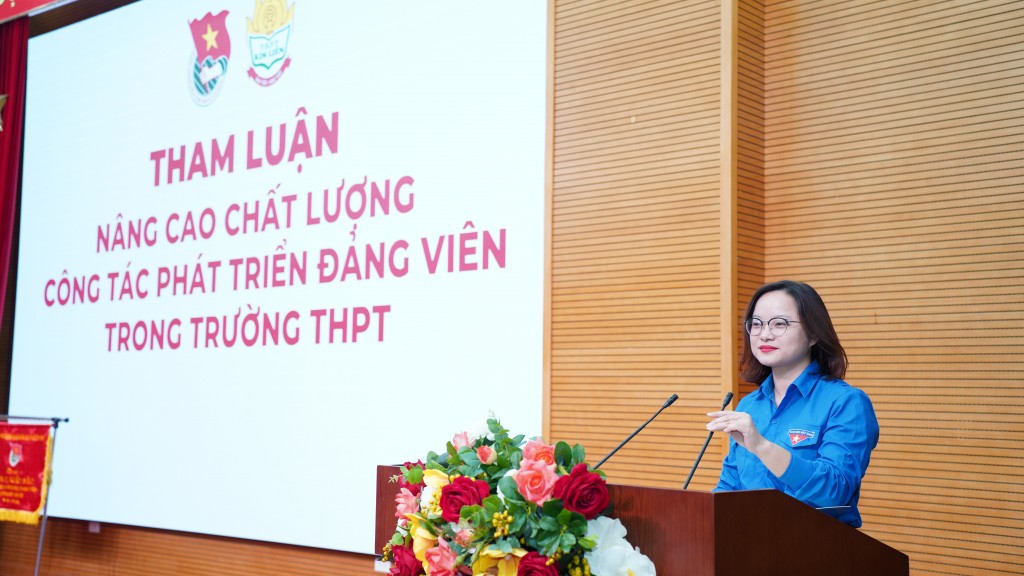 Đoàn viên trường THPT Kim Liên (quận Đống Đa) phát biểu tham luận về nâng cao chất lượng công tác phát triển đảng viên trong trường học