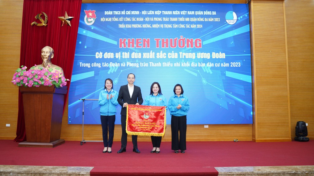 Đồng chí Nguyễn Tiến Hưng - Ủy viên BCH Trung ương Đoàn trao cờ thi đua cho Ban Thường vụ Quận đoàn Đống Đa
