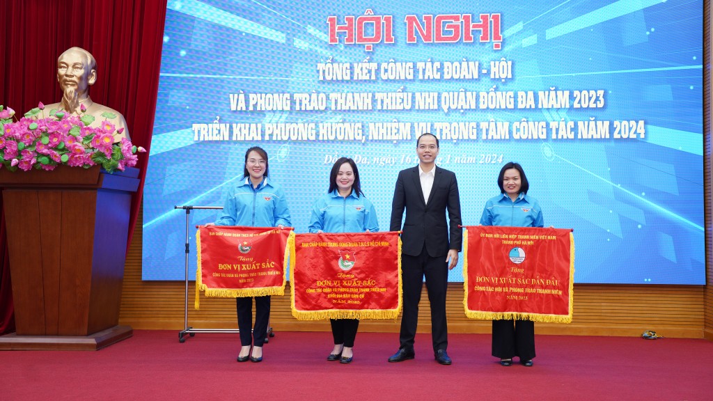 Phó Bí thư Thành đoàn Hà Nội Nguyễn Tiến Hưng trao cờ thi đua của Thành đoàn Hà Nội tới Quận đoàn Đống Đa