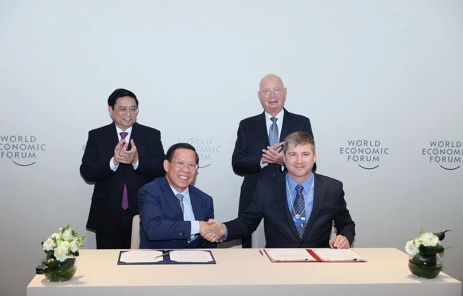 Chủ tịch UBND TPHCM Phan Văn Mãi (ngồi, bên trái) tại buổi ký kết thỏa thuận hợp tác thành lập C4IR TPHCM với WEF dưới sự chứng kiến của Thủ tướng Phạm Minh Chính và Chủ tịch WEF Klaus Schwab