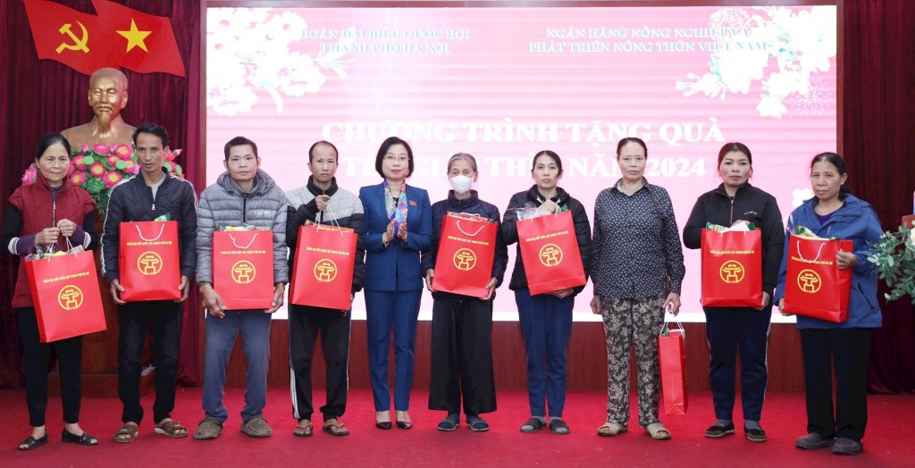 Đoàn đại biểu Quốc hội thành phố Hà Nội tặng quà Tết tại thị xã Sơn Tây.
