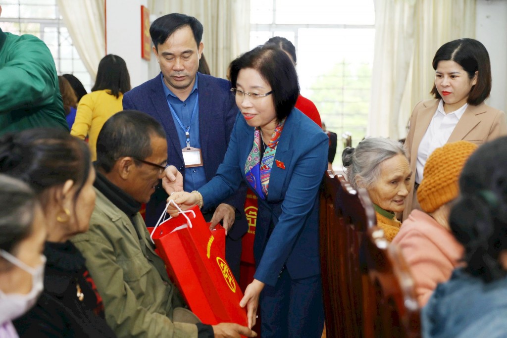 Đồng chí Phạm Thị Thanh Mai tặng quà cho người dân có hoàn cảnh khó khăn tại huyện Phúc Thọ.