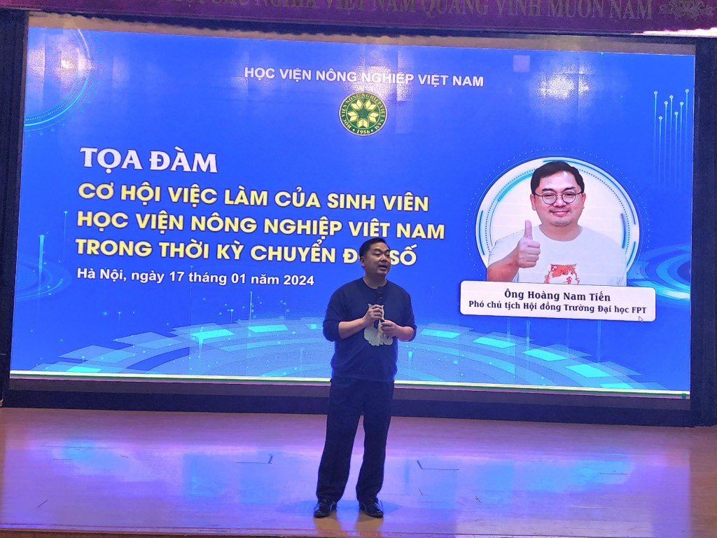 Ông Hoàng Nam Tiến – Phó chủ tịch Hội đồng Trường ĐH FPT chia sẻ với sinh Học viện Nông nghiệp Việt Nam