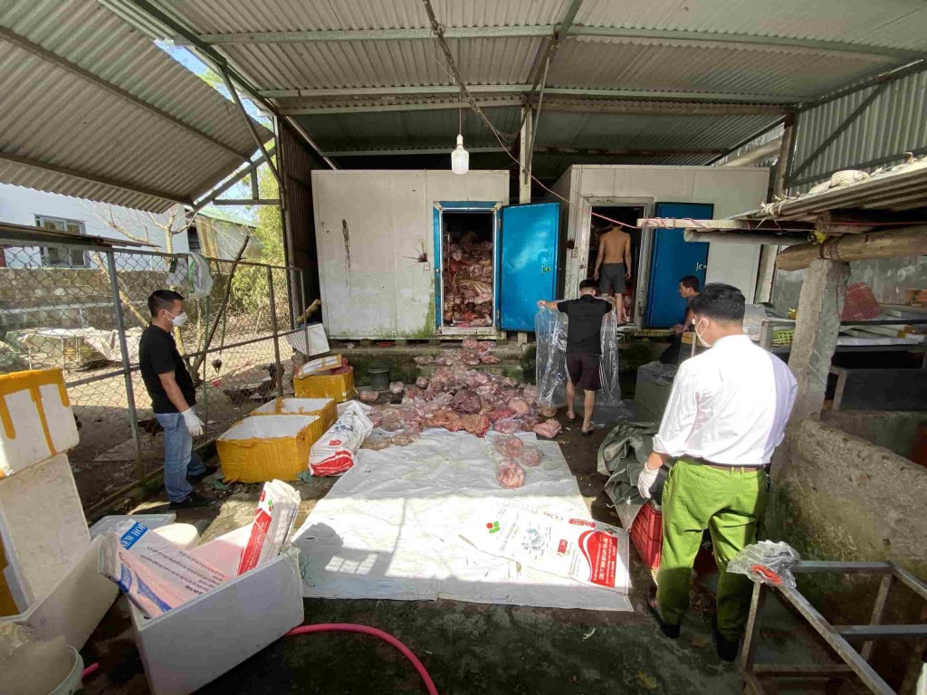 Lực lượng chức năng kiểm tra kho hàng hoá thực phẩm đông lạnh của hộ kinh doanh Lương Hùng Minh 