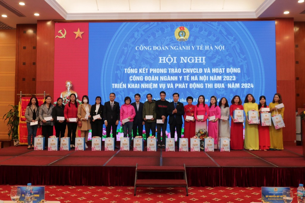 Đồng chí Nguyễn Huy Khánh, Phó Chủ tịch Liên đoàn Lao động (LĐLĐ) thành phố Hà Nội trao quà Tết cho các đoàn viên Công đoàn ngành Y tế