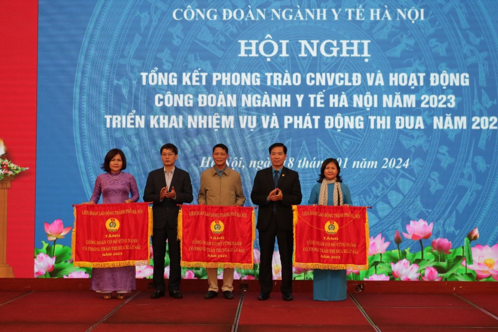 Các đơn vị được nhận Cờ thi đua của Liên đoàn Lao động thành phố Hà Nội.