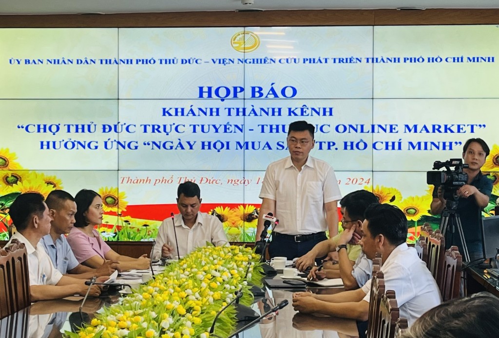 Ông Nguyễn Bạch Hoàng Phụng, Phó Chủ tịch UBND TP Thủ Đức phát biểu tại buổi họp ngày 18/1