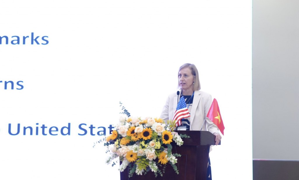Bà Susan Burns, Tổng lãnh sự quán Hoa Kỳ tại Thành phố Hồ Chí Minh  phát biểu khai mạc