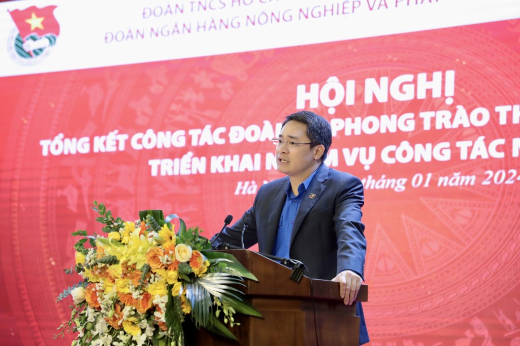 Đồng chí Phạm Chí Thành - Ủy viên Ban Chấp hành Đảng bộ Agribank, Ủy viên Ban Chấp hành Đoàn Khối DNTW, Bí thư Đoàn Thanh niên Agribank phát biểu khai mạc hội nghị