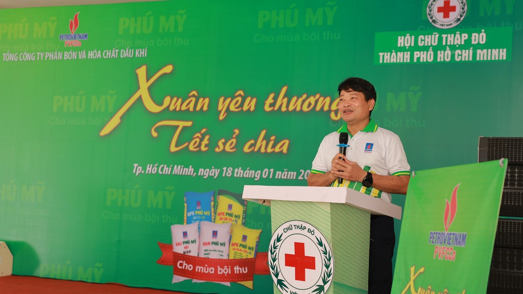 Ông Tống Xuân Phong - Chủ tịch Công đoàn PVFCCo phát biểu tại Lễ trao quà 