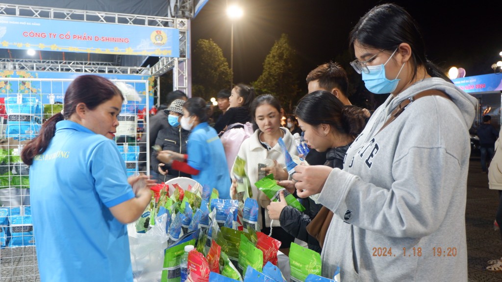 Hàng nghìn công nhân, lao động TP Đà Nẵng tham gia mua sắm, nhận ưu đãi tại chợ Tết công đoàn 2024 (Ảnh Đ.Minh)
