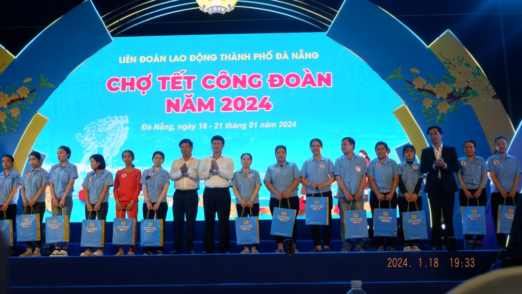 Lãnh đạo TP Đà Nẵng trao quà cho công nhân có hoàn cảnh khó khăn tại chương trình “Chợ Tết Công đoàn 2024” (Ảnh Đ.Minh)