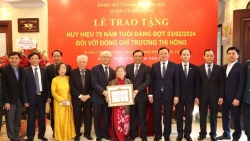 Trao Huy hiệu 75 năm tuổi Đảng tặng đồng chí Trương Thị Hồng