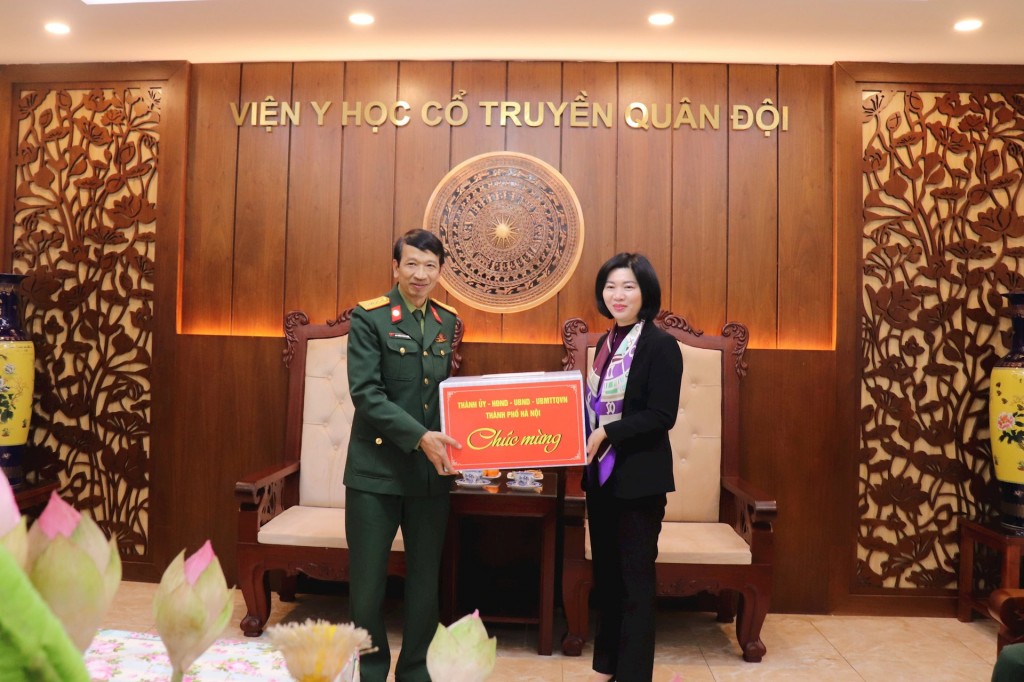 Phó Chủ tịch Thường trực HĐND thành phố Phùng Thị Hồng Hà tặng quà Viện Y học cổ truyền Quân đội nhân dịp Tết Nguyên đán 2024.