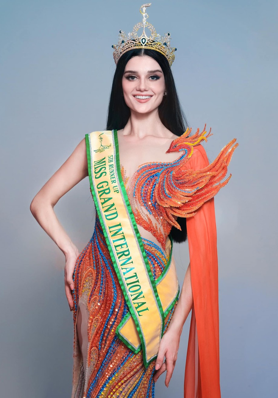Miss Global trong trang phục của NTK Nguyễn Minh Tuấn