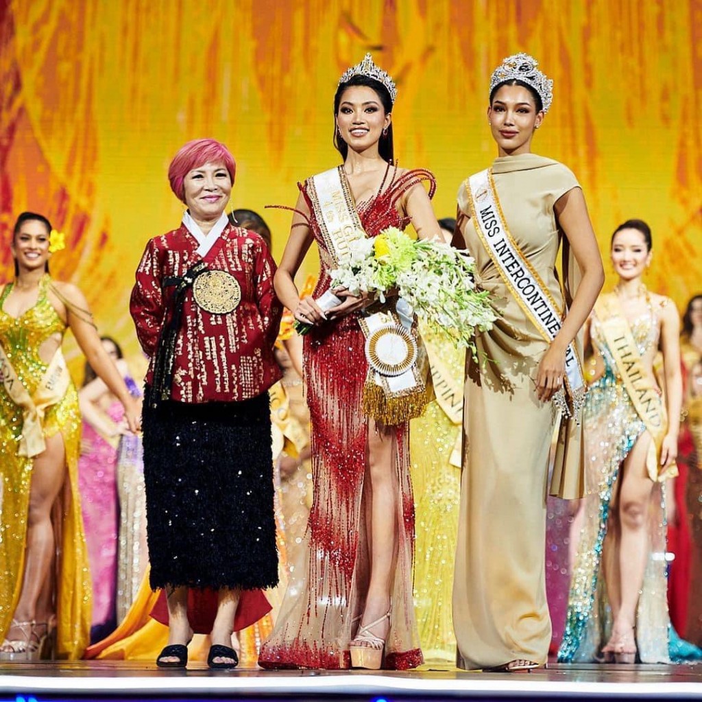 Hoa hậu Thể thao Đoàn Thu Thủy (đứng giữa) giành ngôi Á hậu 4