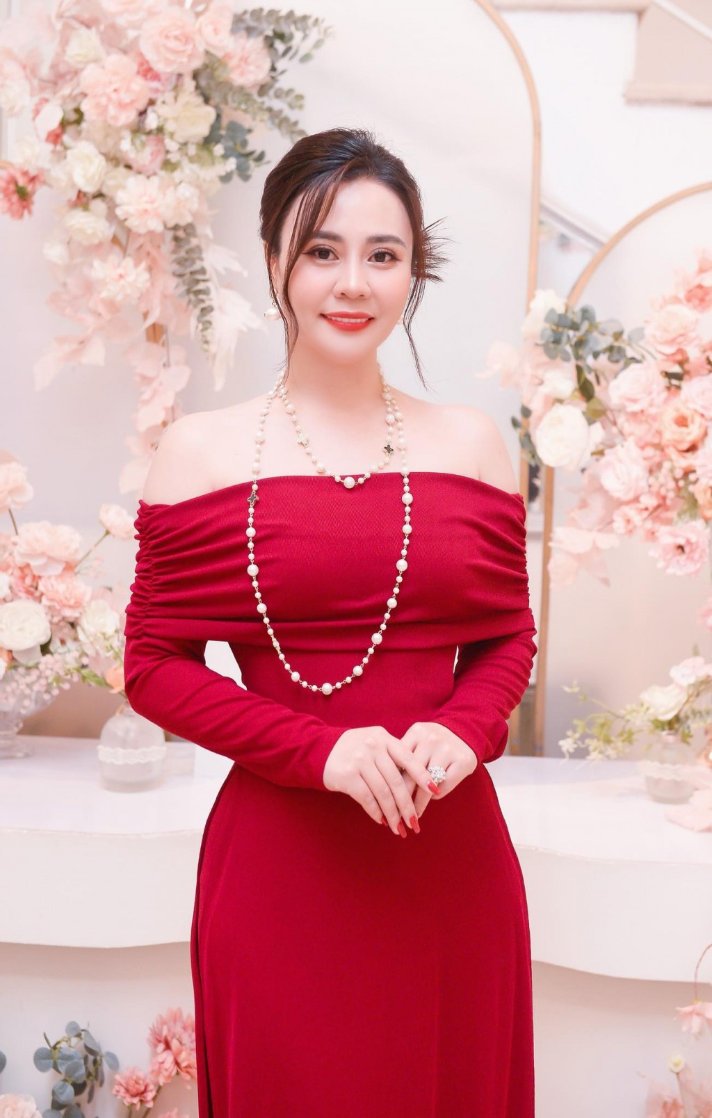 “Hoa hậu 2 nhiệm kỳ” Phan Kim Oanh hội ngội ca sĩ Minh Quân