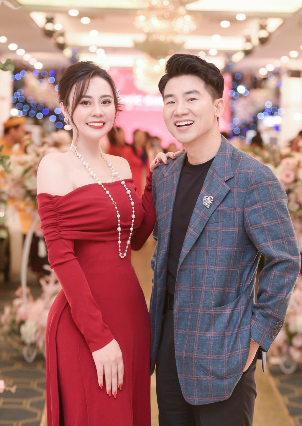 “Hoa hậu 2 nhiệm kỳ” Phan Kim Oanh hội ngội ca sĩ Minh Quân