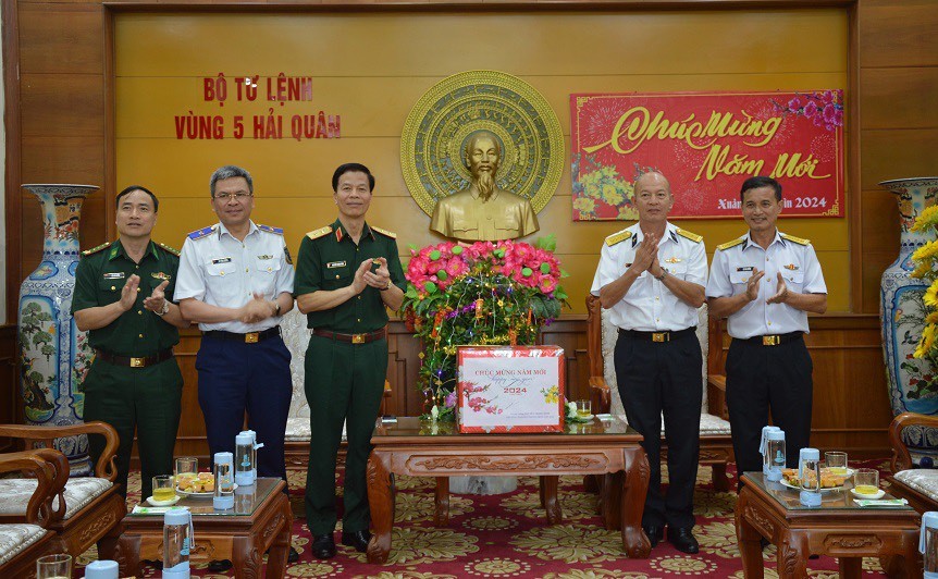 Trung tướng Nguyễn Trọng Bình tặng quà cán bộ, chiến sĩ Vùng 5 Hải quân