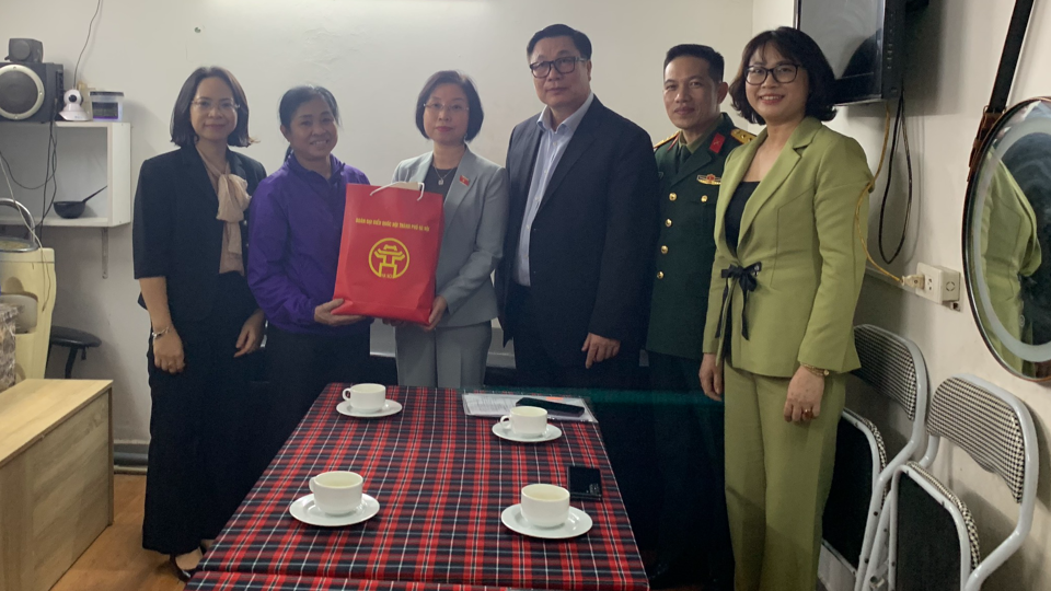 Đoàn đại biểu Quốc hội thành phố Hà Nội thăm, tặng quà gia đình có hoàn cảnh khó khăn tại quận Nam Từ Liêm.