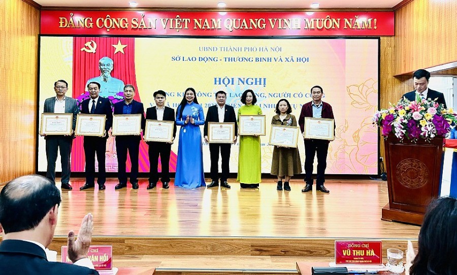 Giám đốc Sở LĐTB&XH Hà Nội Bạch Liên Hương trao Bằng khen của UBND TP Hà Nội cho các tập thể. 