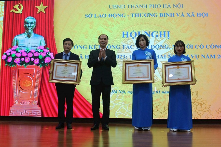 Thứ trưởng Bộ LĐTB&XH Nguyễn Văn Hồi trao Bằng khen của Thủ tướng Chính phủ cho 3 tập thể. 