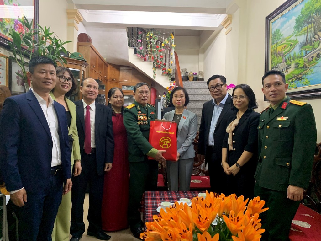 Đoàn Đại biểu Quốc hội TP Hà Nội tặng quà, chúc tết gia đình chính sách tại phường Trung Văn, quận Nam Từ Liêm