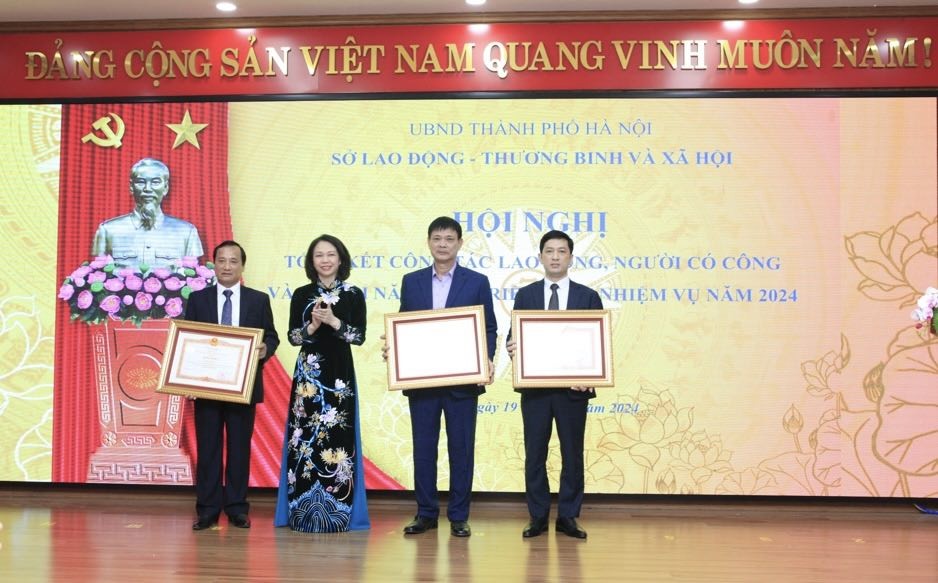 Phó Chủ tịch UBND TP Hà Nội Vũ Thu Hà trao Bằng khen của Thủ tướng Chính phủ cho 3 cá nhân
