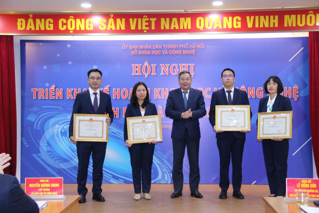 Phó Chủ tịch Thường trực UBND thành phố Lê Hồng Sơn trao Bằng khen của Thành phố cho các tập thể đóng góp tích cực cho hoạt động khoa học công nghệ Thủ đô trong năm 2023