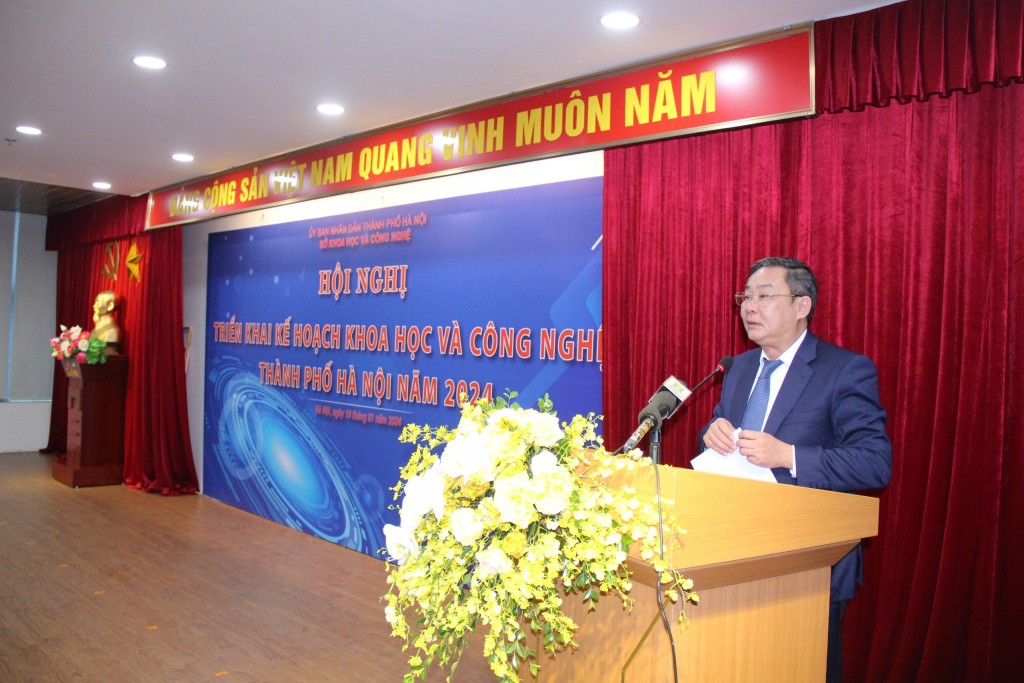 Phó Chủ tịch Thường trực UBND thành phố Lê Hồng Sơn phát biểu tại hội nghị