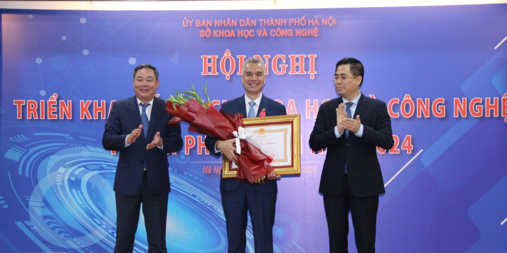 Giám đốc Sở Khoa học và Công nghệ Hà Nội được Chủ tịch nước tặng Huân chương Lao động Hạng 3