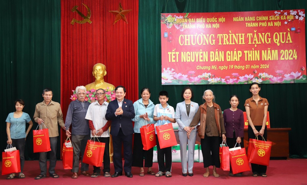 Bà Phạm Thị Thanh Mai tặng quà cho người dân có hoàn cảnh khó khăn