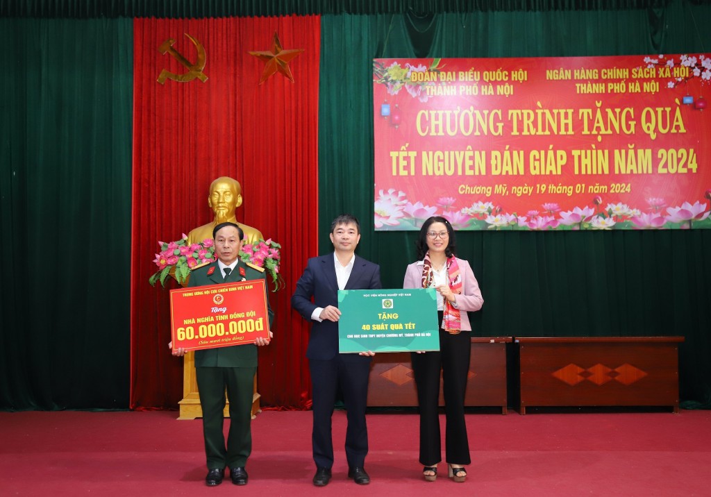 GS.TS. Nguyễn Thị Lan trao quà của Học viện Nông nghiệp Việt Nam cho 40 học sinh nghèo có hoàn cảnh khó khăn