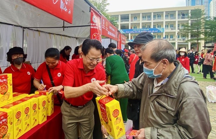 1.300 suất quà từ “Chợ Tết nhân ái” tại Thanh Xuân, Gia Lâm