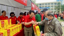 1.300 suất quà từ “Chợ Tết nhân ái” tại Thanh Xuân, Gia Lâm