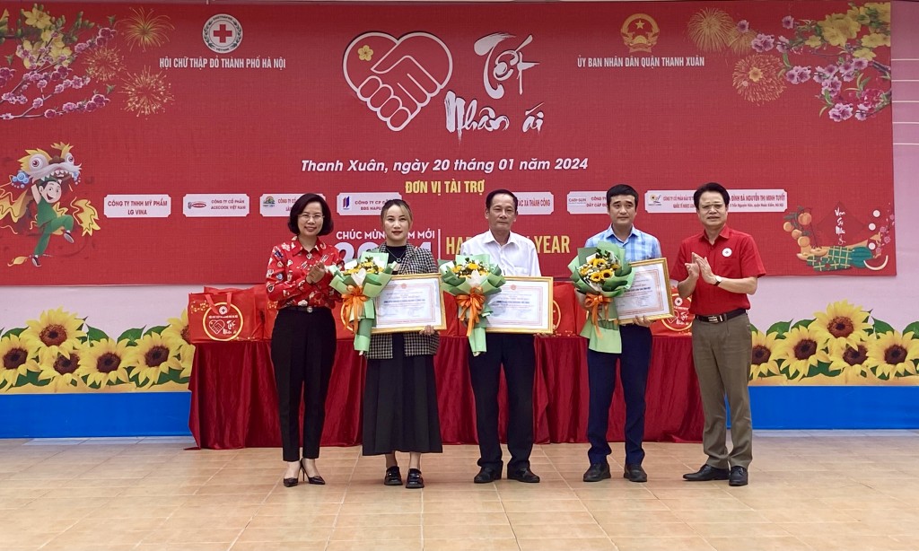 Chủ tịch Hội Chữ thập đỏ TP Hà Nội Đào Ngọc Triệu và Bí thư Quận uỷ Thanh Xưan Bùi Huyền Mai cảm ơn các nhà tài trợ đồng hành cùng chương trình